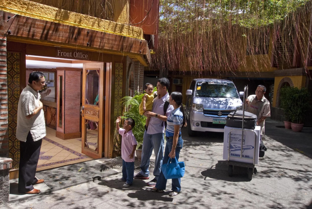 Pinoy Pamilya Hotel