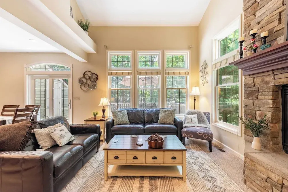 Highland Hideaway by Avantstay Group Poconos Retreat w/ Patio + Game Room + Lake/pool Passes Included