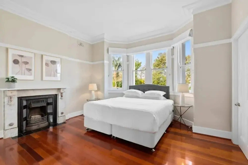 Huge Harbour View Apartment In Historic Home