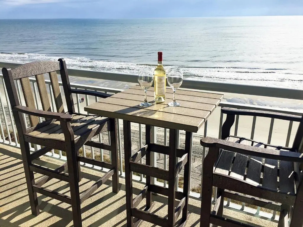 Oceanfront Well Maintained, Walk to Boardwalk, Beach Bars, 902