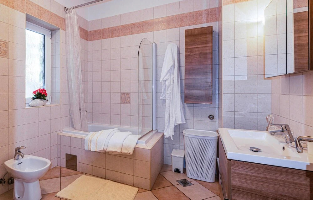Stunning Home in Crikvenica With 5 Bedrooms and Wifi