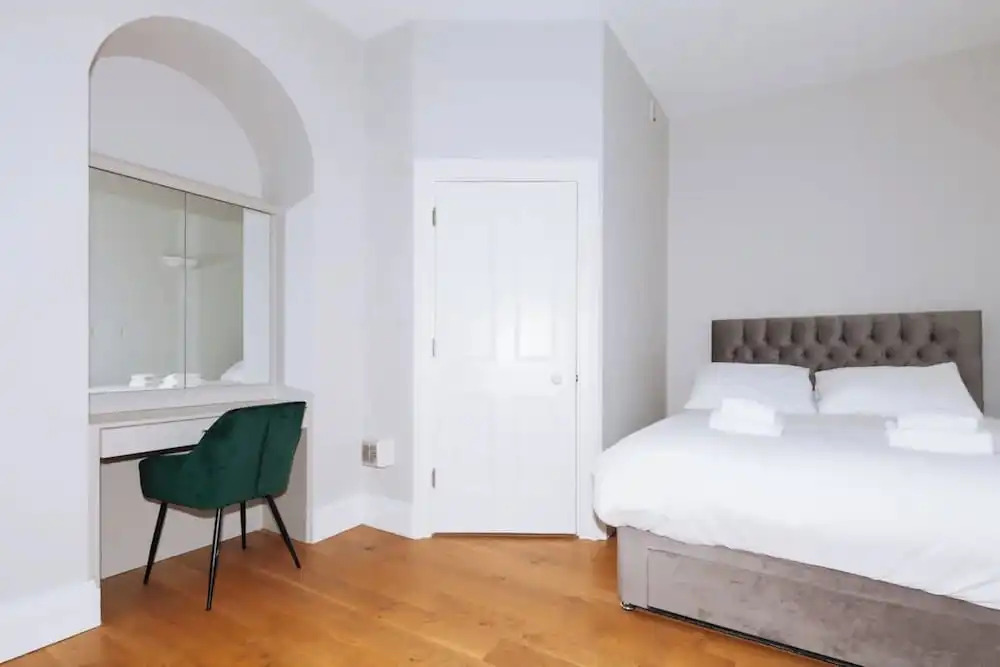 Chic & Characteristic 2BD House - Irishtown