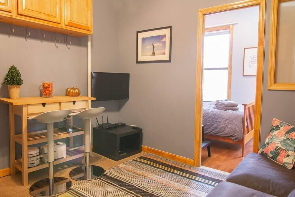 2 Bedroom Apartment with 3 Beds and Kitchen