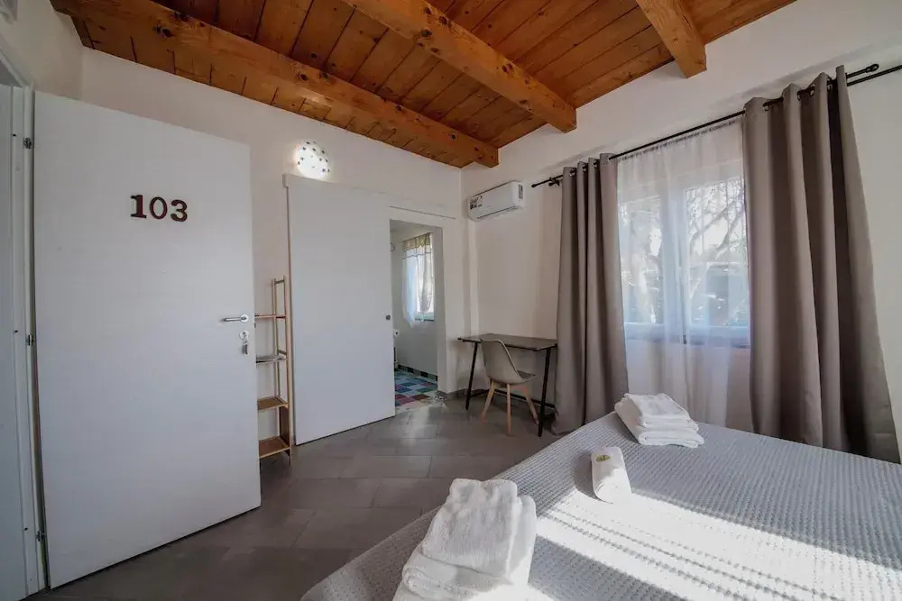 Casale in legno nella natura laziale