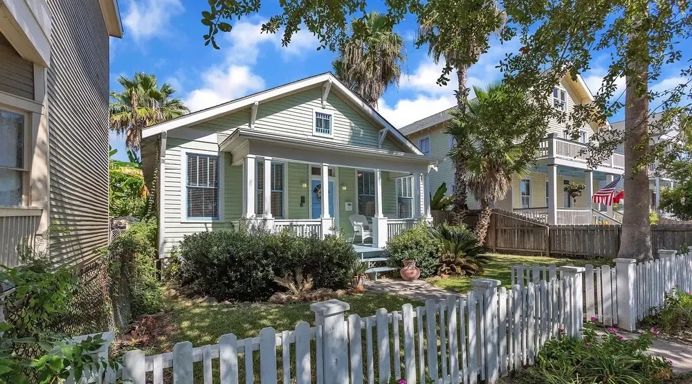 Heaven On Earth In The Historic District 3 Bedroom Home by Redawning
