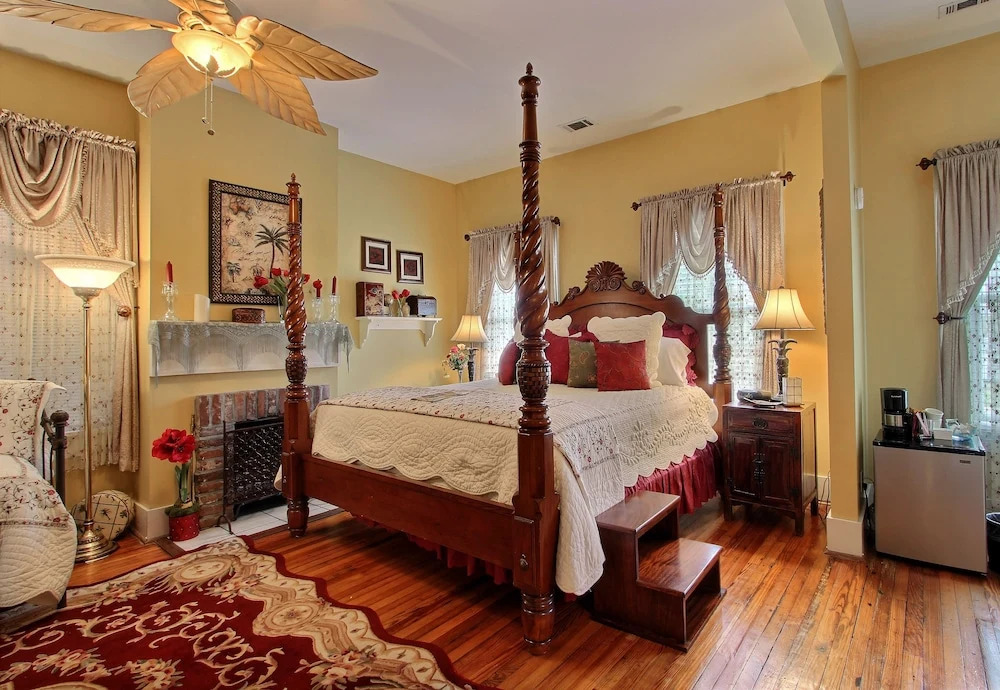 Green Palm Inn