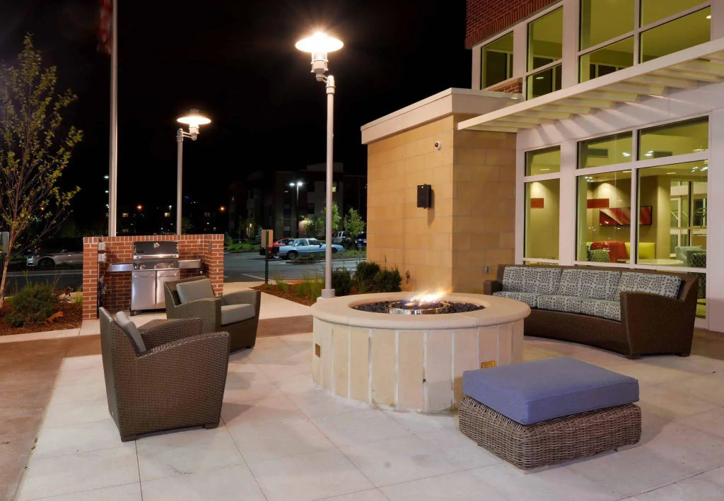 Courtyard by Marriott Omaha Aksarben Village