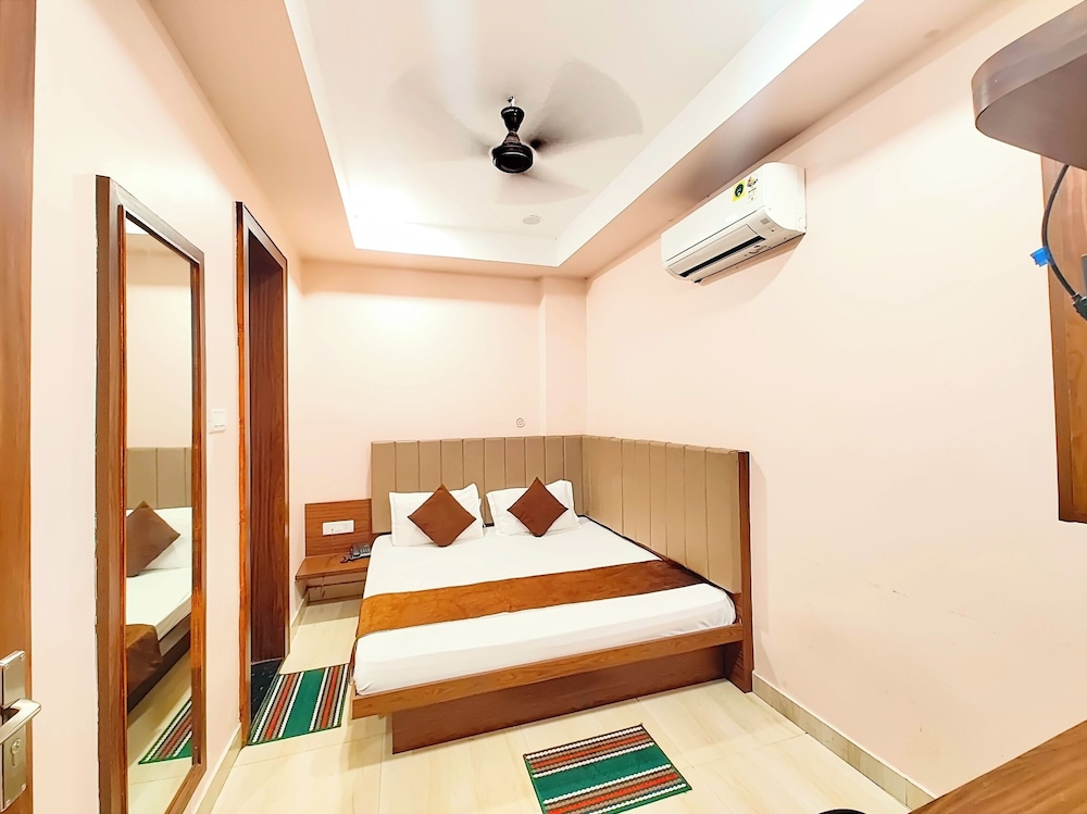Hotel VIMOKSHA# RESIDENCE - Near Kashi-Vishwanath-Temple-And Ganga Ghat With-Lift-Wifi- Restaurant- Paid-Parking facilities-Newly Decorated Room- A Top Rated Premium Hotel in Varanasi