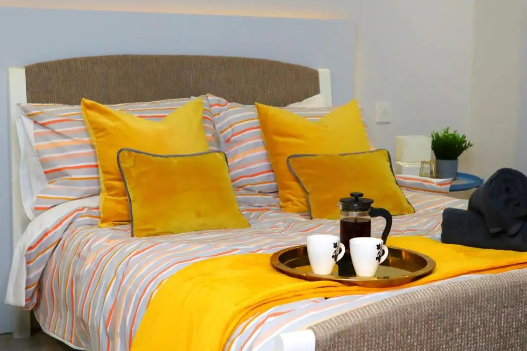 Trendy Urban Industrial Apartment - Great Location - Parking - Netflix - Fast WiFi - Smart TV - Beautiful 2 Double Bedroom Apartment sleeps up to 4!