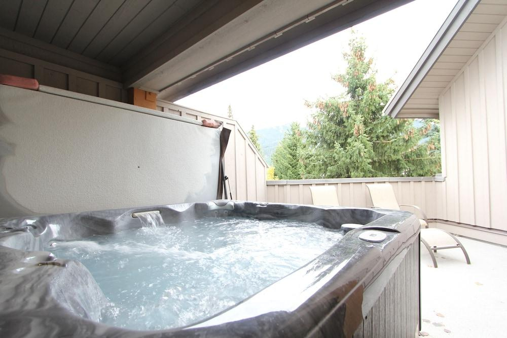 Glaciers Reach by Whistler Retreats