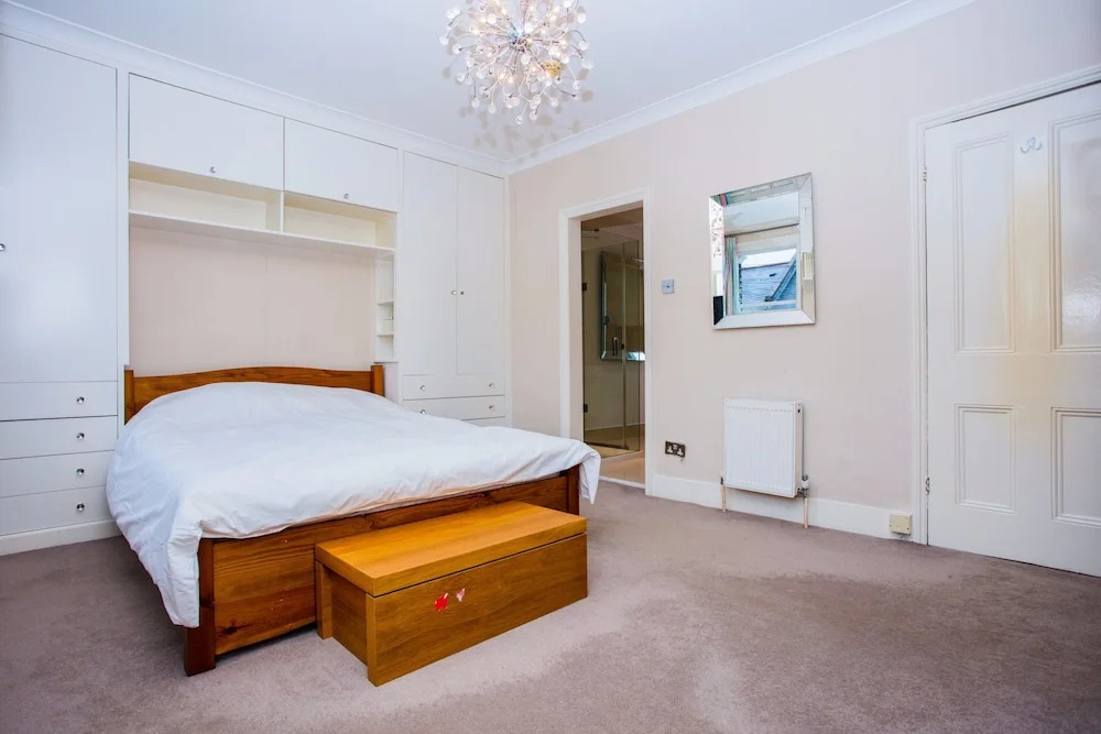 5 Bedroom Home in West London
