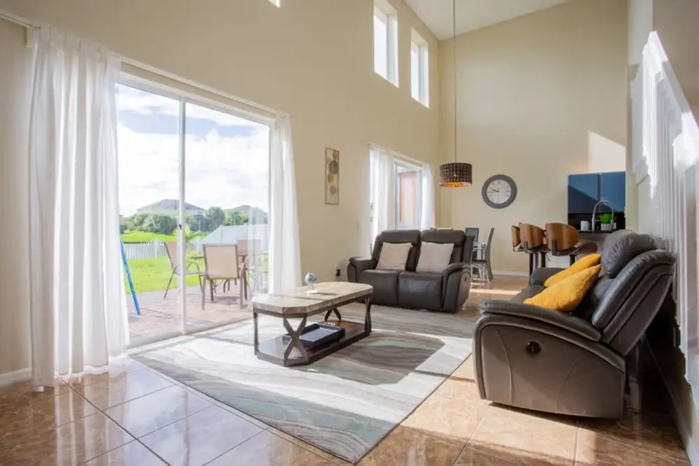 Cheerful 5 bed - 4 Bath Spacious Home