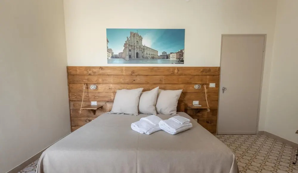 SR-I754-BAIN42A1 - Violet Guest House