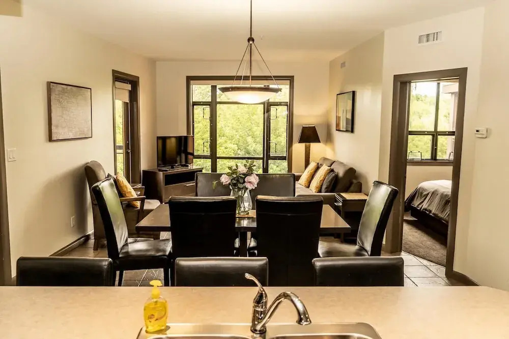 Bright Corner Apartment w/ Lake View #418