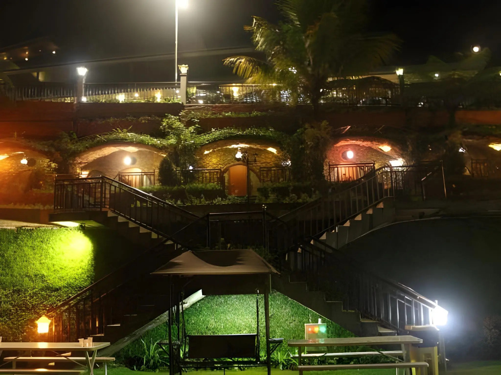 Seruni Hotel Hobbit House