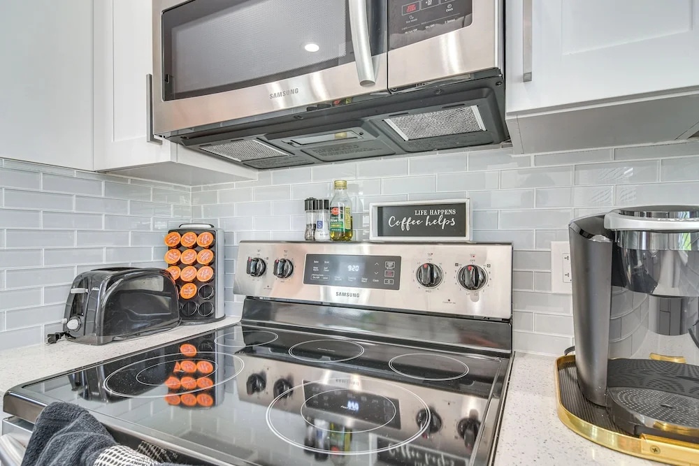 Modern Tampa Townhome Near Midtown WFH Friendly