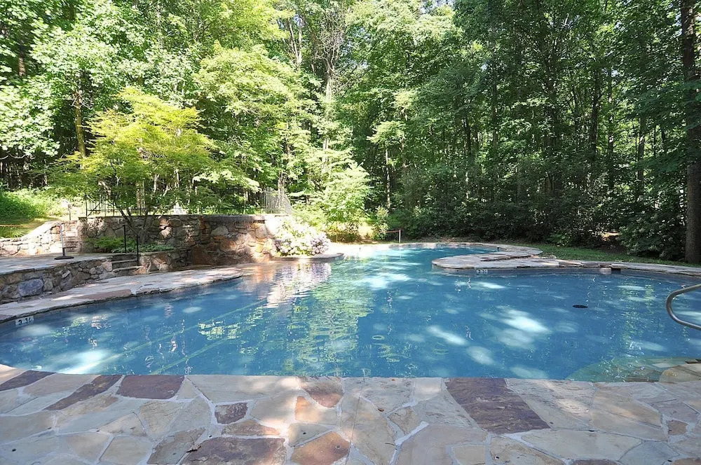 Dogwood Knoll - Wooded Escape