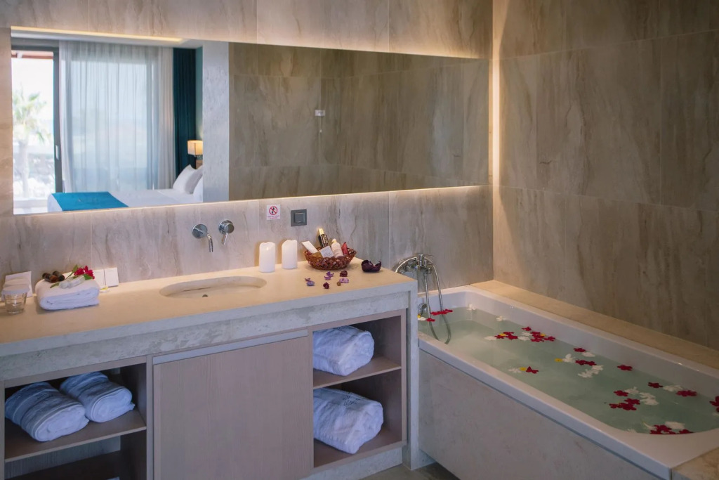 Almyros Beach Resort & Spa