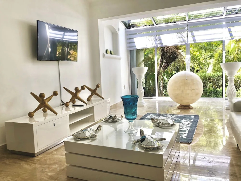 Lovely Luxury Home Near the Beach, 10 ppl