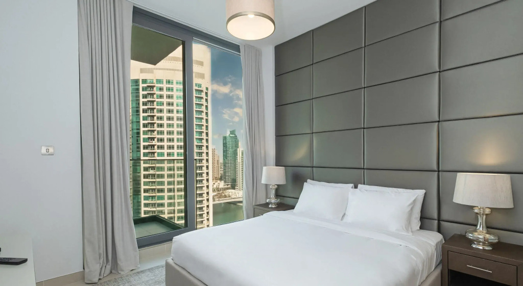 LUX - Contemporary Suite with Full Marina View 5