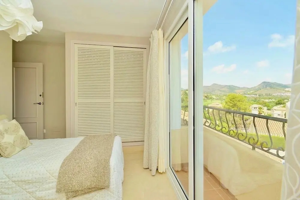 3 Bed House - Sleeps 6 - Pool - Garden - Parking