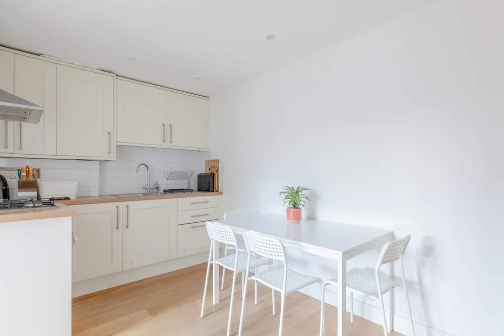 Homely 2BD Flat W/private Patio Near Maida Vale!
