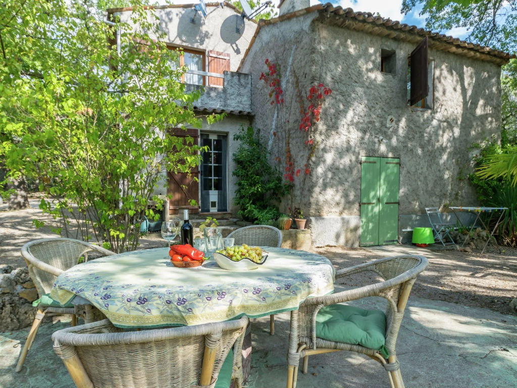 Beautiful holiday villa with privat pool surrounded by vineyard in Entrecasteaux