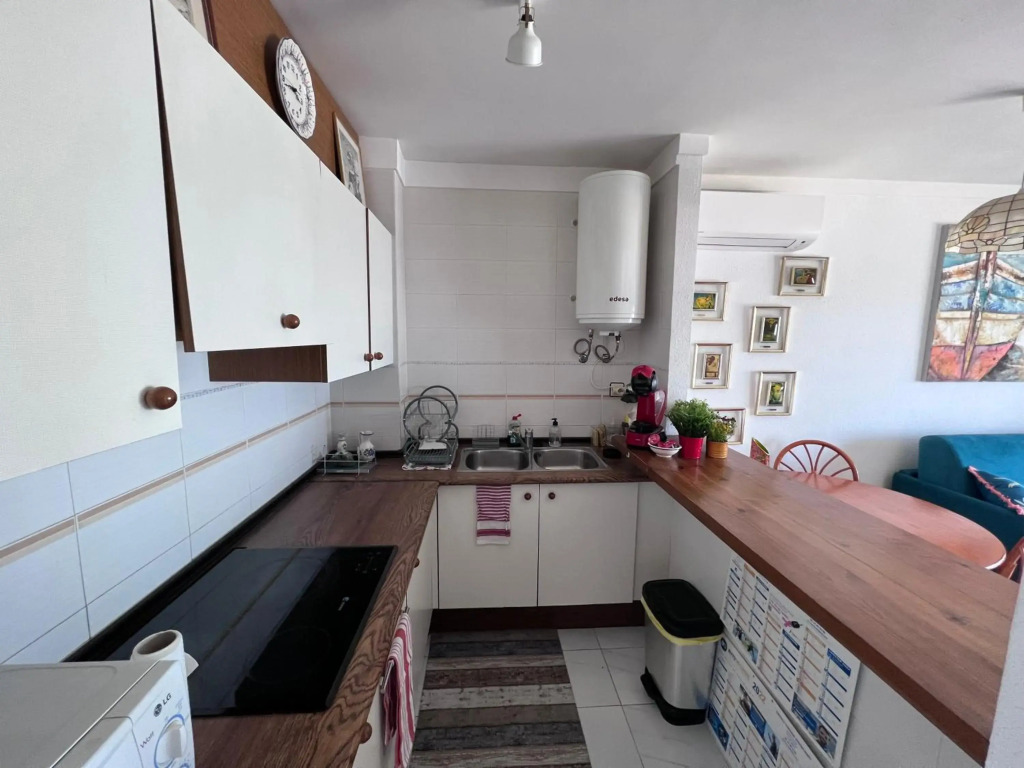 Bonito apartamento con vistas al mar y piscina
