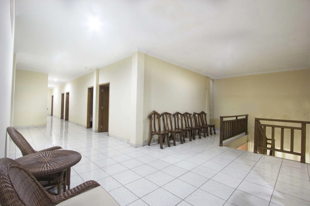 RedDoorz Plus near Stadion Mandala Krida