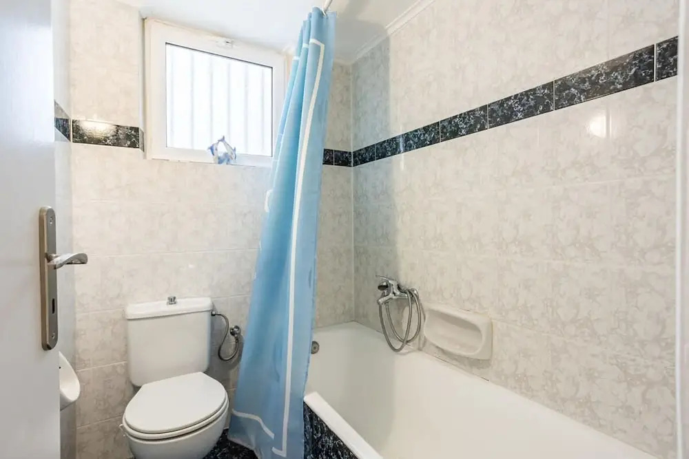 Seaside Family Haven - Avia s Spacious Getaway