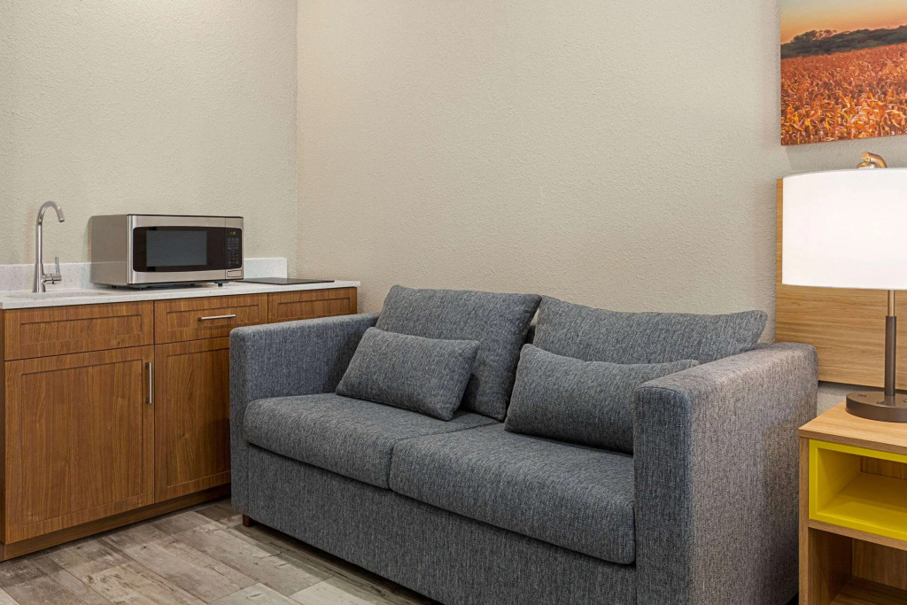 Days Inn & Suites by Wyndham Tomball Houston NW