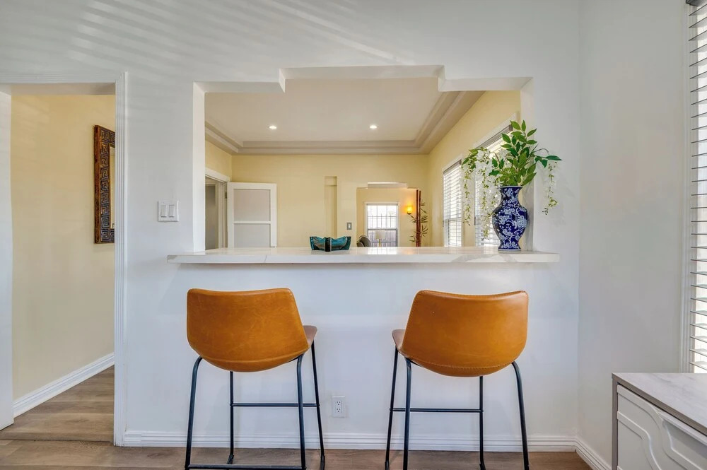 3 Mi to Usc, Museums & Parks! Modern LA Apartment