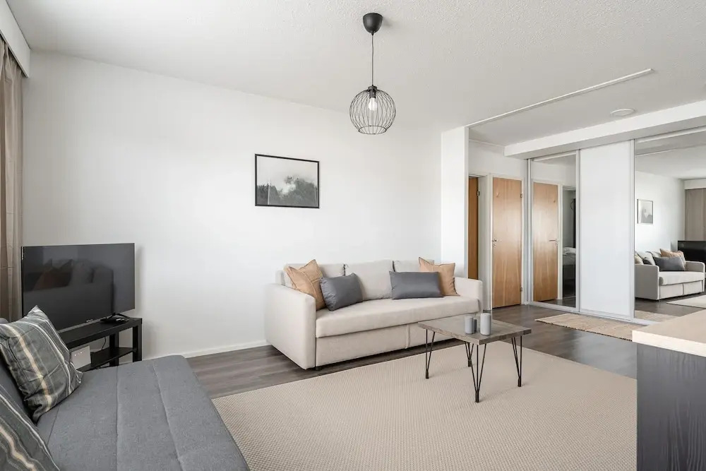 1BR next to Railway Station & Nokia Arena