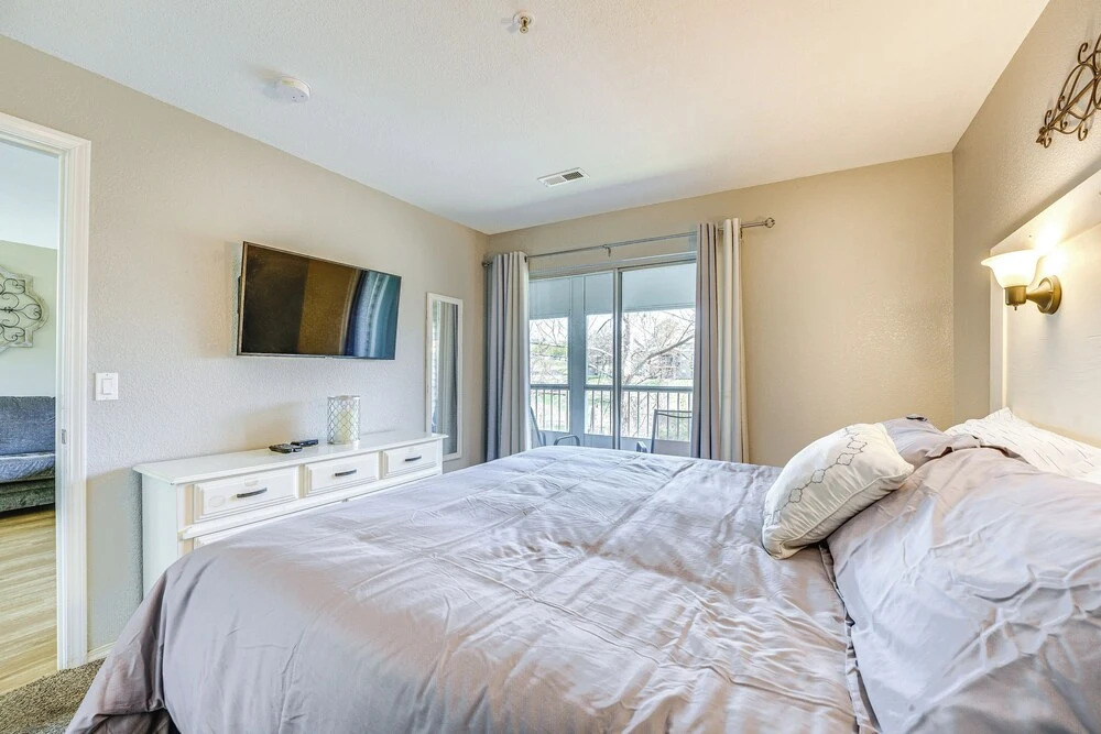 Branson Condo w/ Screened Porch: 4 Mi to Lake!