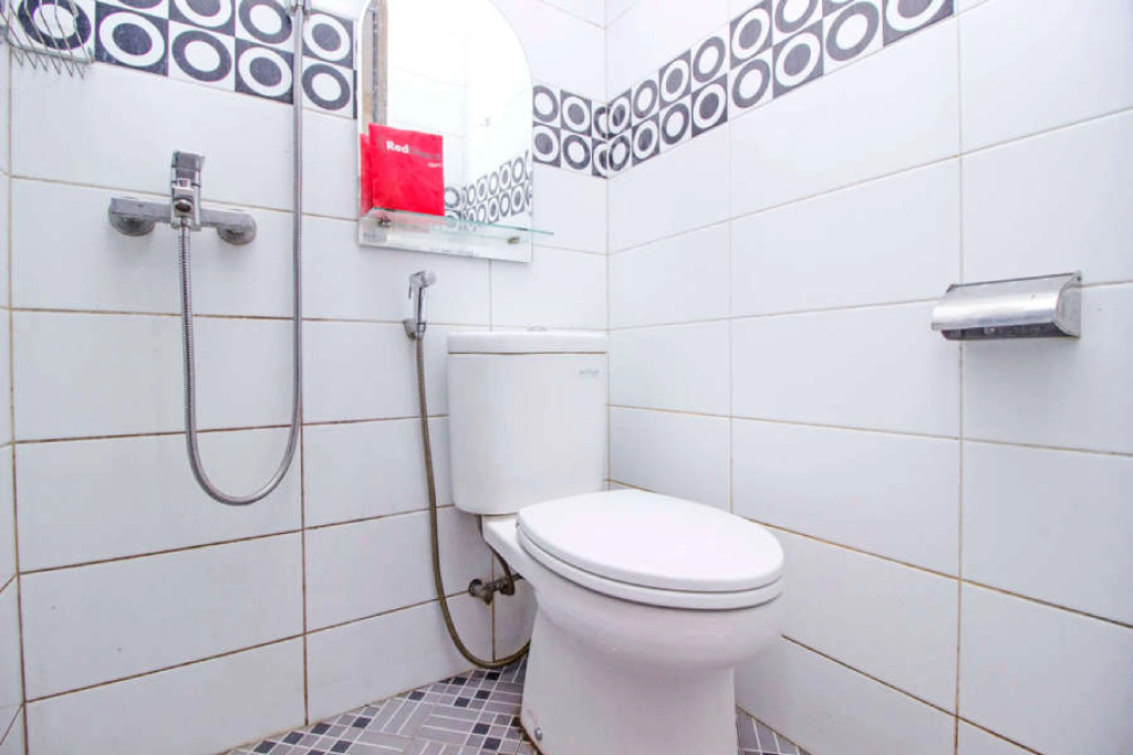 RedDoorz Plus near Isola UPI