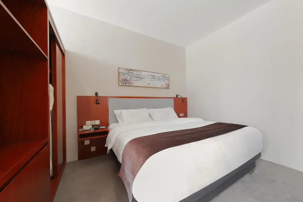 Shanghai Menglong Hotel Management