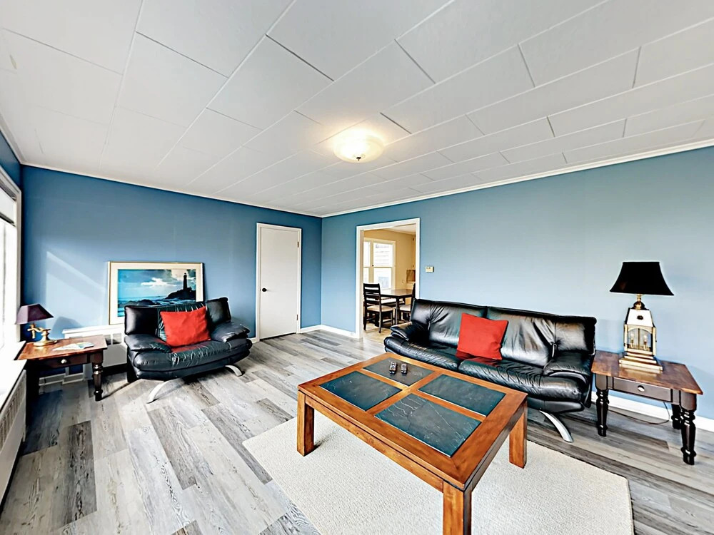 Ocean-View Beach - 6 Br Home
