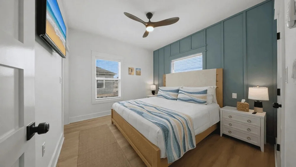 Still Waters & Yahwaves by Avantstay Sleeps 20, 2 Homes Private Pools + Putting Greens, Port Aransas Golf Cart Zone