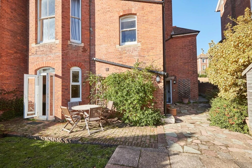 Host Stay Leafy Garden Apartment