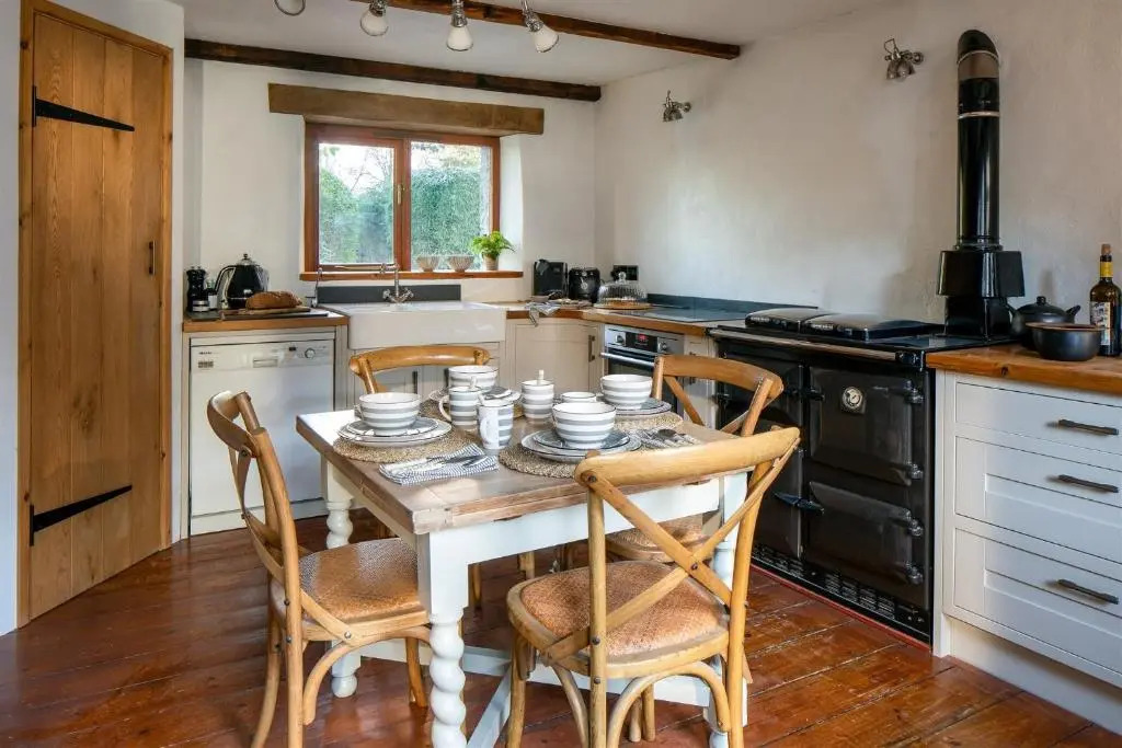 The Old Coach House - Converted barn with private garden parking and fireplace