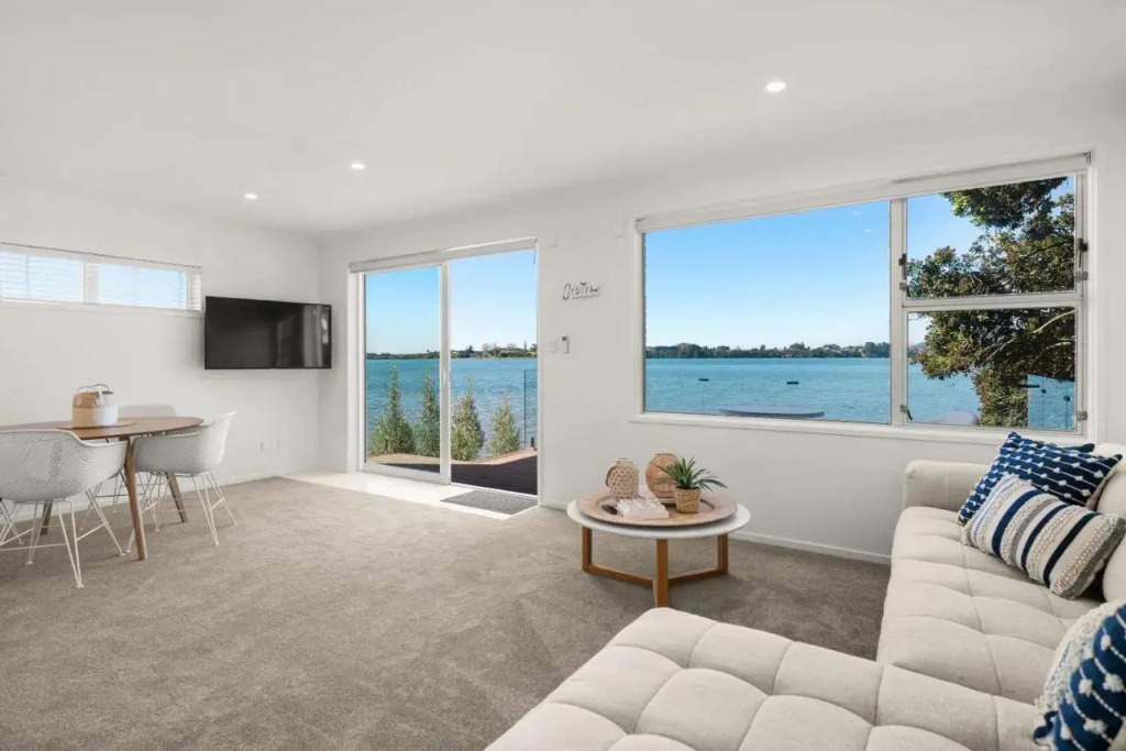 Entire Waterfront House - Boat Shed - 3 Kitchens
