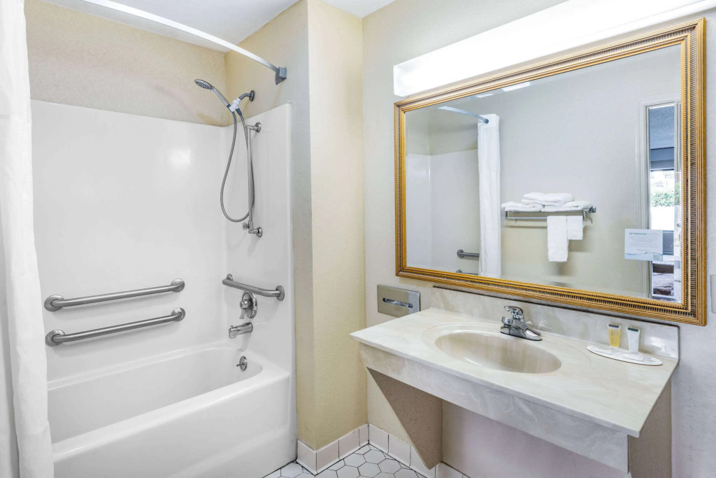 Days Inn by Wyndham Macon I-475