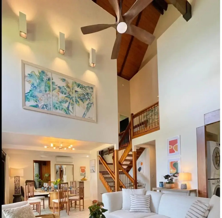 Sophisticated Oceanfront Retreat - Air-conditioned - Walk to Beach - Vrkcv