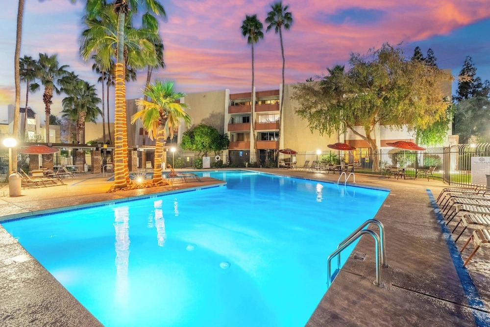 Walk to Old Town & Fashion Square, Condo w/ Patio