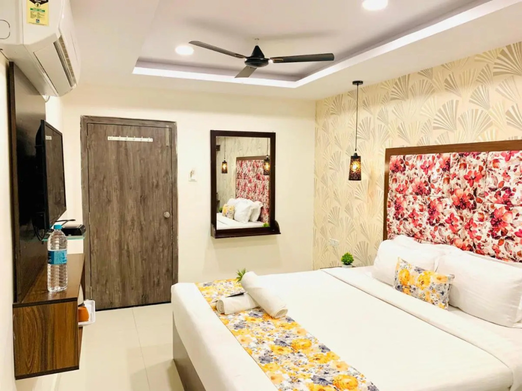 Hotel oak by Mega Groups