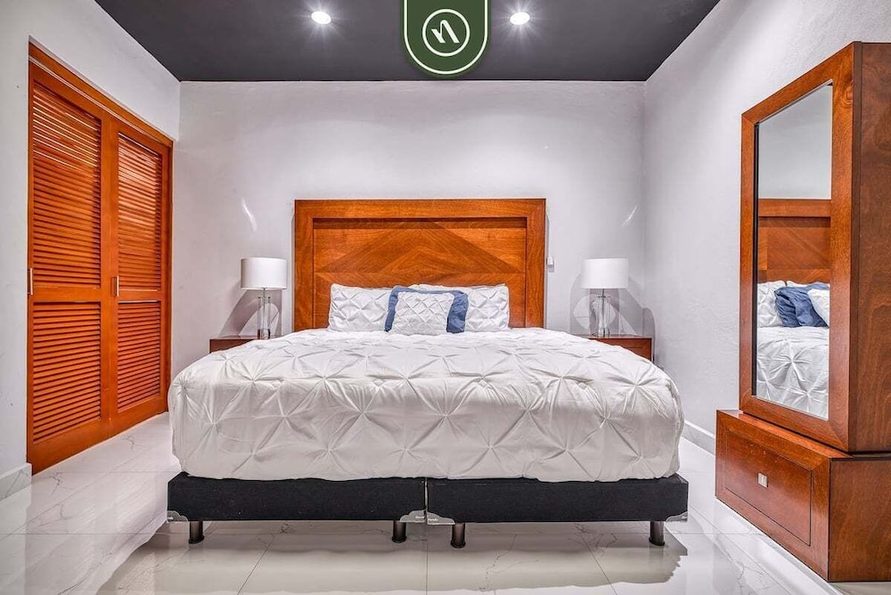Modern 2BR Condo in Old Town - Private Terrace