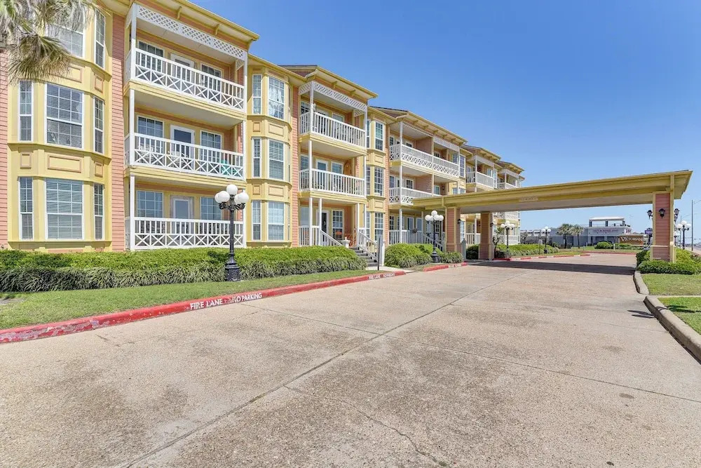Walk to Pier & Beach: Coastal Condo in Galveston!
