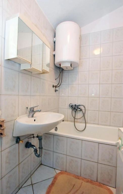 Beautiful Apartment in Okrug Gornji With Wifi and 2 Bedrooms