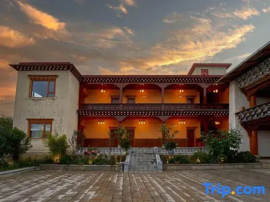 Shangri-La Pond Pine Forest Card Homestay