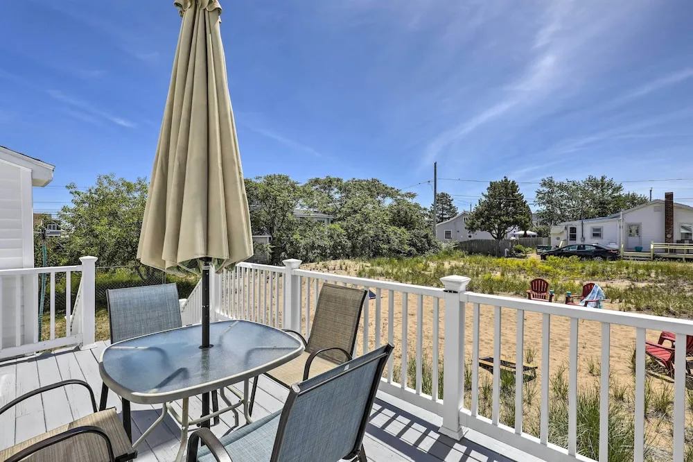 Plum Island Retreat ~ 1-block Walk to Beach!